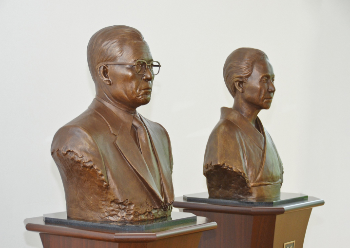 当財団設立者の山崎製パン創業者飯島藤十郎社主夫妻の胸像